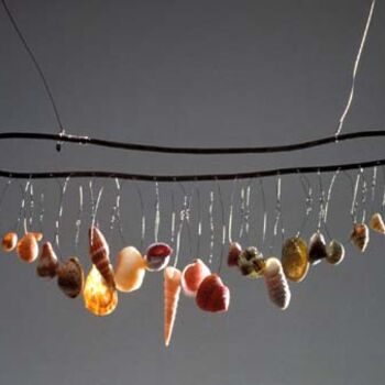 Installatie getiteld "halssieraad 'Amulet" door Laura Bakker, Origineel Kunstwerk