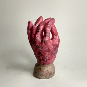Sculptuur getiteld "Love is a Pink Flam…" door Lorlucys, Origineel Kunstwerk, Klei
