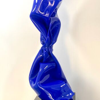 Escultura intitulada "WRAPPING TWIST BLEU" por Laurence Jenk, Obras de arte originais, Plástico