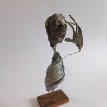 Skulptur mit dem Titel "face a soi-même" von Laurence Pustoc'H, Original-Kunstwerk, Papier maché