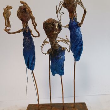 Skulptur mit dem Titel "les tuniques bleues" von Laurence Pustoc'H, Original-Kunstwerk, Papier maché