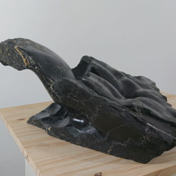 Skulptur mit dem Titel "Vengeresse" von Laurent Boucheron, Original-Kunstwerk, Stein