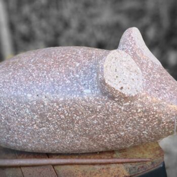Sculpture intitulée "La souris rose" par Laurianne Anselmino, Œuvre d'art originale, Pierre