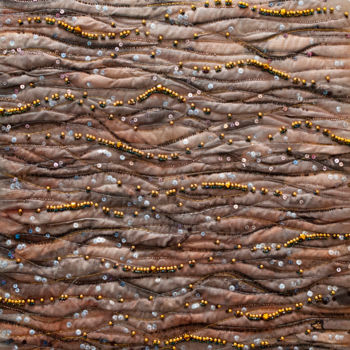 Art textile intitulée "Lueurs sinueuses" par Léa Coutureau, Œuvre d'art originale, Broderie Monté sur Châssis en bois