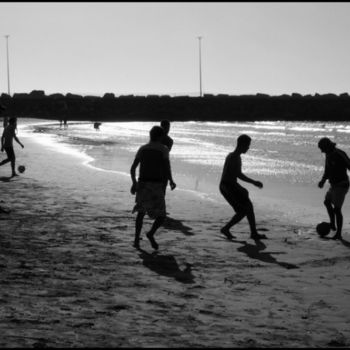 Photographie intitulée "Les Footeux de Rabat" par Léa Sg, Œuvre d'art originale