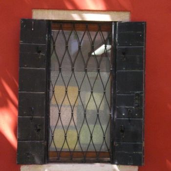「Red Venetian Window」というタイトルの写真撮影 Lenka Granerによって, オリジナルのアートワーク