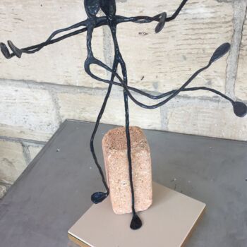 Sculpture intitulée "A la vie, A la mort…" par Leo Roussel, Œuvre d'art originale, Fil de fer