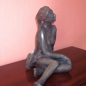 Sculpture titled "DIANE CHASSERESSE" by Léone Digraci, Original Artwork, Terra cotta