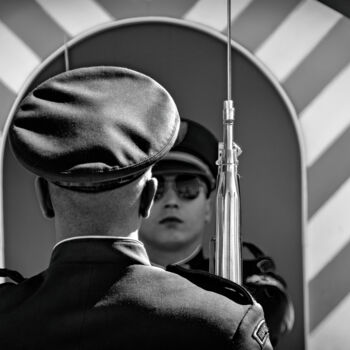 Photographie intitulée "Changing the guard" par Leopold Brix, Œuvre d'art originale, Photographie numérique