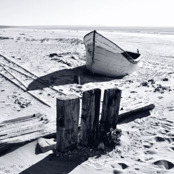 Fotografie mit dem Titel "Abandoned boat" von Andrei Leonenko, Original-Kunstwerk, Digitale Fotografie