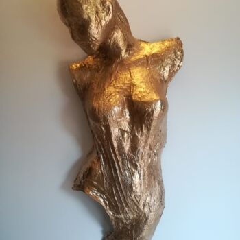 Sculpture titled "IL VOLTO DORATO" by Licia Trobia, Original Artwork, Resin