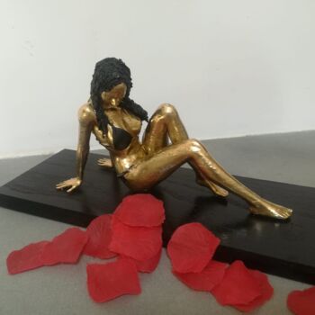Sculpture titled "Donna sexy bikini" by Licia Trobia, Original Artwork, Clay