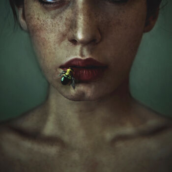 Photographie intitulée "Honey lips" par Lídia Vives, Œuvre d'art originale, Photographie numérique