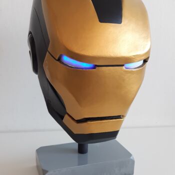 Скульптура под названием "iron man BLACK&GOLD" - Lightboarder, Подлинное произведение искусства, Смола