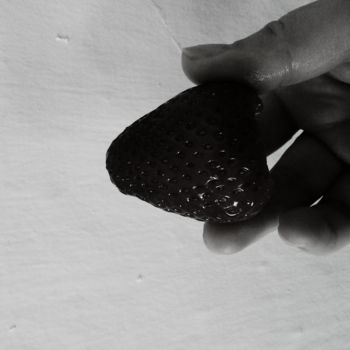 Photography titled "strawberry" by Liliana Capitão, Original Artwork