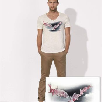 Textile Art με τίτλο "T-shirt col V "Tama…" από Lilou Sauvegrain (Kemoji), Αυθεντικά έργα τέχνης, Ανδρικά ρούχα