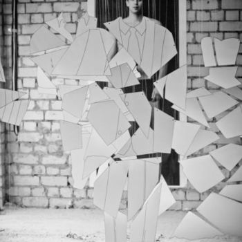 Скульптура под названием "The Inside" - Lily Isyk, Подлинное произведение искусства, Бумага