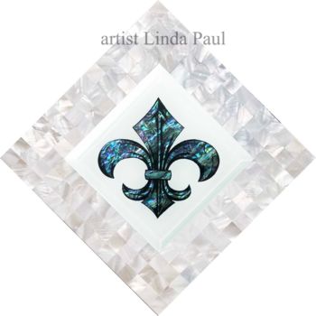 Sculpture intitulée "Fleur de lis handma…" par Linda Paul, Œuvre d'art originale, Mosaïque Monté sur Panneau de bois