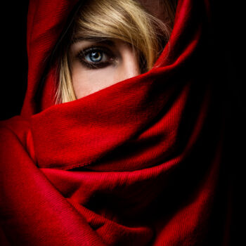 Photographie intitulée "Lady in Red" par L'Individu, Œuvre d'art originale, Photographie numérique