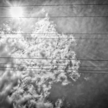 Photographie intitulée "Nuages et lignes él…" par Lionel Girardin, Œuvre d'art originale, Photographie numérique