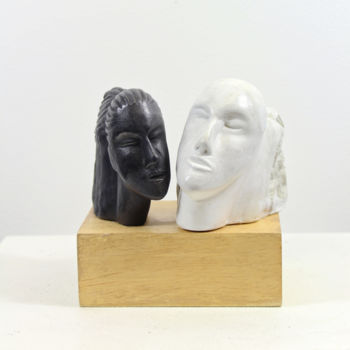 Sculptuur getiteld "Tête à Tête n°1/8" door Lode, Origineel Kunstwerk, Gips Gemonteerd op Houten paneel