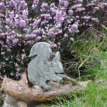 Rzeźba zatytułowany „écureil sur branche” autorstwa Loic Carmes, Oryginalna praca, Kamień