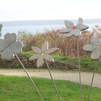 Skulptur mit dem Titel "fleurs en pierre" von Loic Carmes, Original-Kunstwerk