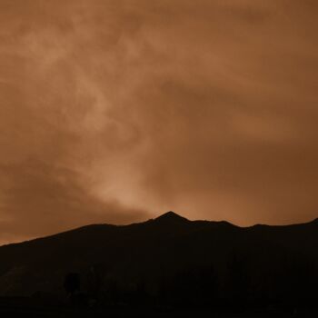 Fotografia intitolato "tramonto con la mon…" da Lorenzo Corti, Opera d'arte originale, Fotografia digitale