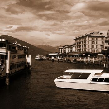 Fotografie getiteld "porto di Bellagio" door Lorenzo Corti, Origineel Kunstwerk, Digitale fotografie