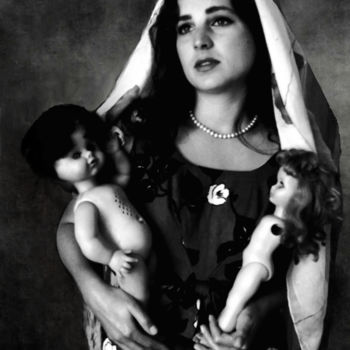Fotografia intitulada "Madone aux poupées" por Lsarah Dubas, Obras de arte originais