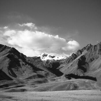Photographie intitulée "immovable mountains" par Lucas Solémo, Œuvre d'art originale, Photographie numérique