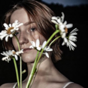 Photographie intitulée "Femme et fleurs" par Périne Cliquet (ictoïde 777), Œuvre d'art originale, Photographie numérique