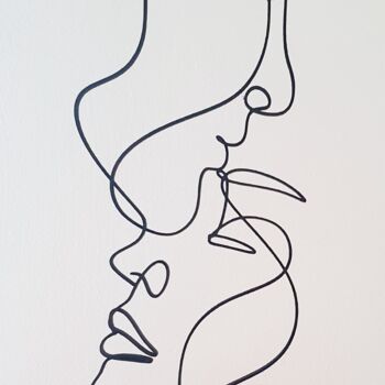 Escultura titulada "Le baiser sur le fr…" por Ludovic Latreille, Obra de arte original, Madera