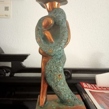 Sculpture titled "La protezione famil…" by Luigi Basile, Original Artwork, Bronze