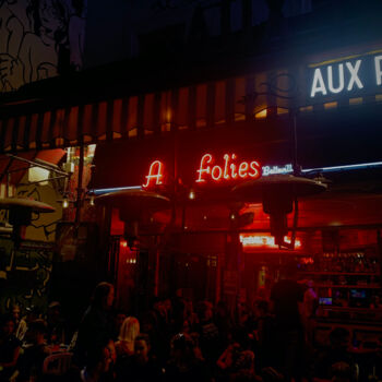 Photography titled "Aux folies, Rue de…" by Luigi Pulgas-Lataste, Original Artwork, Digital Photography Mounted on Aluminium