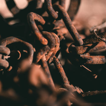 Photographie intitulée "Rusting Chains I" par Luigi Veggetti, Œuvre d'art originale, Photographie numérique