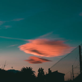 Fotografie getiteld "Sunset Lonely Cloud" door Luigi Veggetti, Origineel Kunstwerk, Digitale fotografie