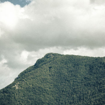 Photographie intitulée "Green Solitary Moun…" par Luigi Veggetti, Œuvre d'art originale, Photographie numérique