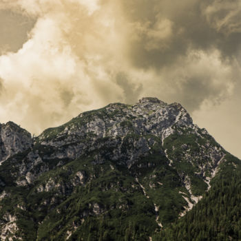 Photographie intitulée "Yellow Sky Mountain" par Luigi Veggetti, Œuvre d'art originale, Photographie numérique