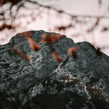 Photographie intitulée "Mountain in Fall" par Luigi Veggetti, Œuvre d'art originale, Photographie numérique