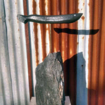 Скульптура под названием "Sardinha" - Luís Cruz, Подлинное произведение искусства, Камень