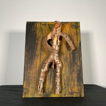 Scultura intitolato "El astronauta desnu…" da Luis Manuel Ruiz, Opera d'arte originale, Legno