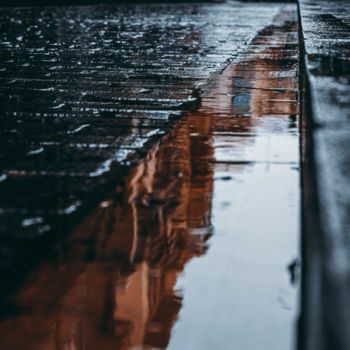Photographie intitulée "Wet road 2" par Andrey Lukovnikov, Œuvre d'art originale, Photographie numérique