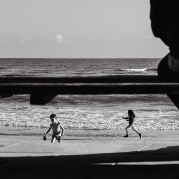 Photographie intitulée "Beach Games" par Andrey Lukovnikov, Œuvre d'art originale, Photographie numérique