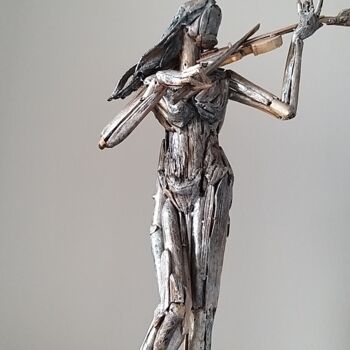 Скульптура под названием "Girl Playing Violin" - M. Engin Akabali, Подлинное произведение искусства, Дерево