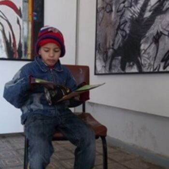 Photographie intitulée "Le petit liseur" par Mohammed Arbouz, Œuvre d'art originale