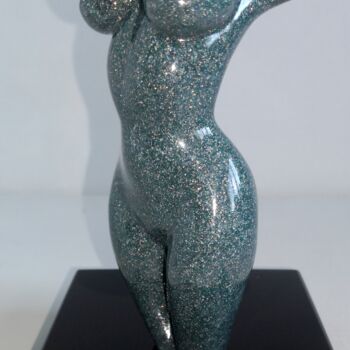 Скульптура под названием "1GREY-GREEN GIRL2 O…" - Maas Tiir, Подлинное произведение искусства, Смола
