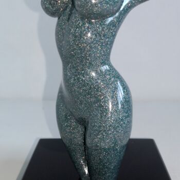 Scultura intitolato "1GREY-GREEN GIRL2 O…" da Maas Tiir, Opera d'arte originale, Resina