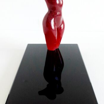 Скульптура под названием "1RED GIRL4 ON BLACK…" - Maas Tiir, Подлинное произведение искусства, Смола