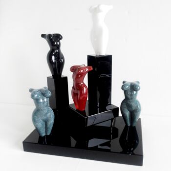 Escultura intitulada "5GIRLS2 DIFFERENT O…" por Maas Tiir, Obras de arte originais, Resina